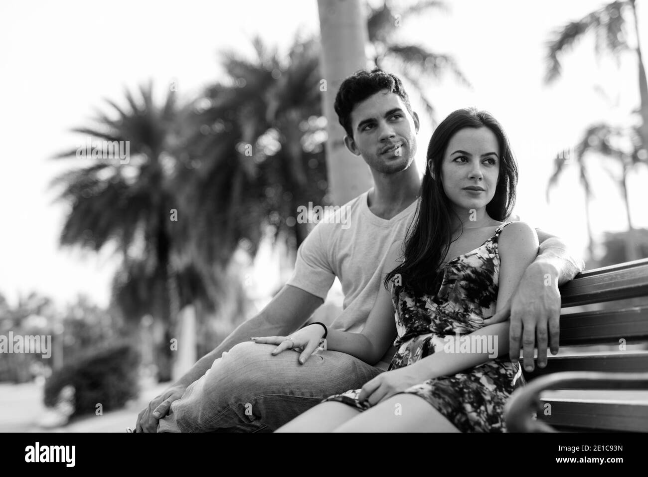 Young Hispanic couple relaxing in the park ensemble Banque D'Images
