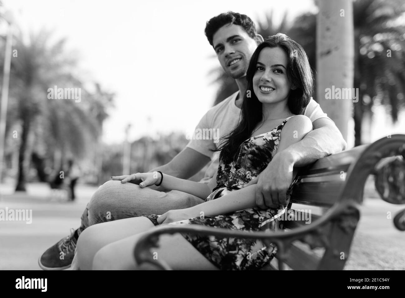 Young Hispanic couple relaxing in the park ensemble Banque D'Images