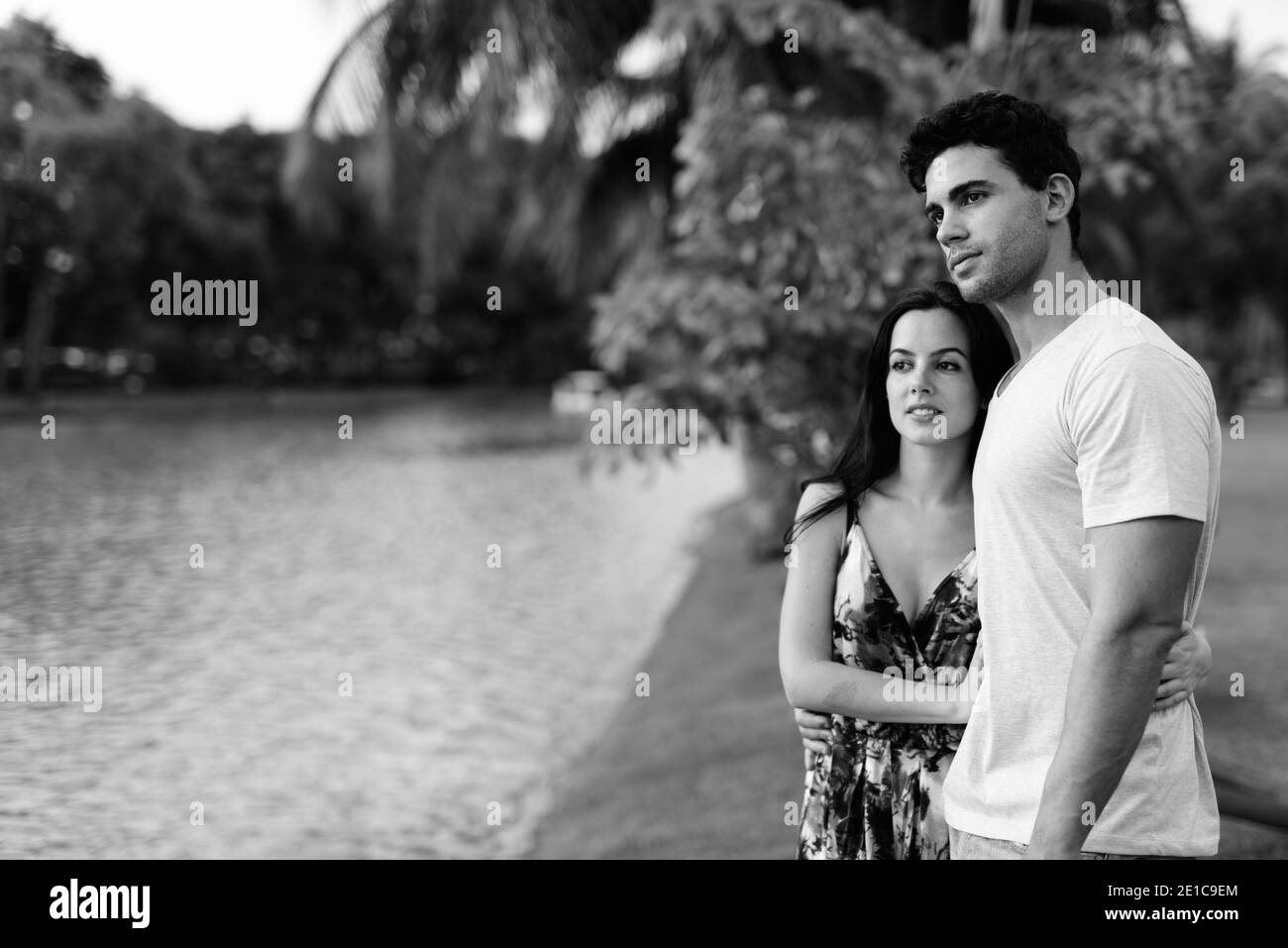 Young Hispanic couple relaxing in the park ensemble Banque D'Images