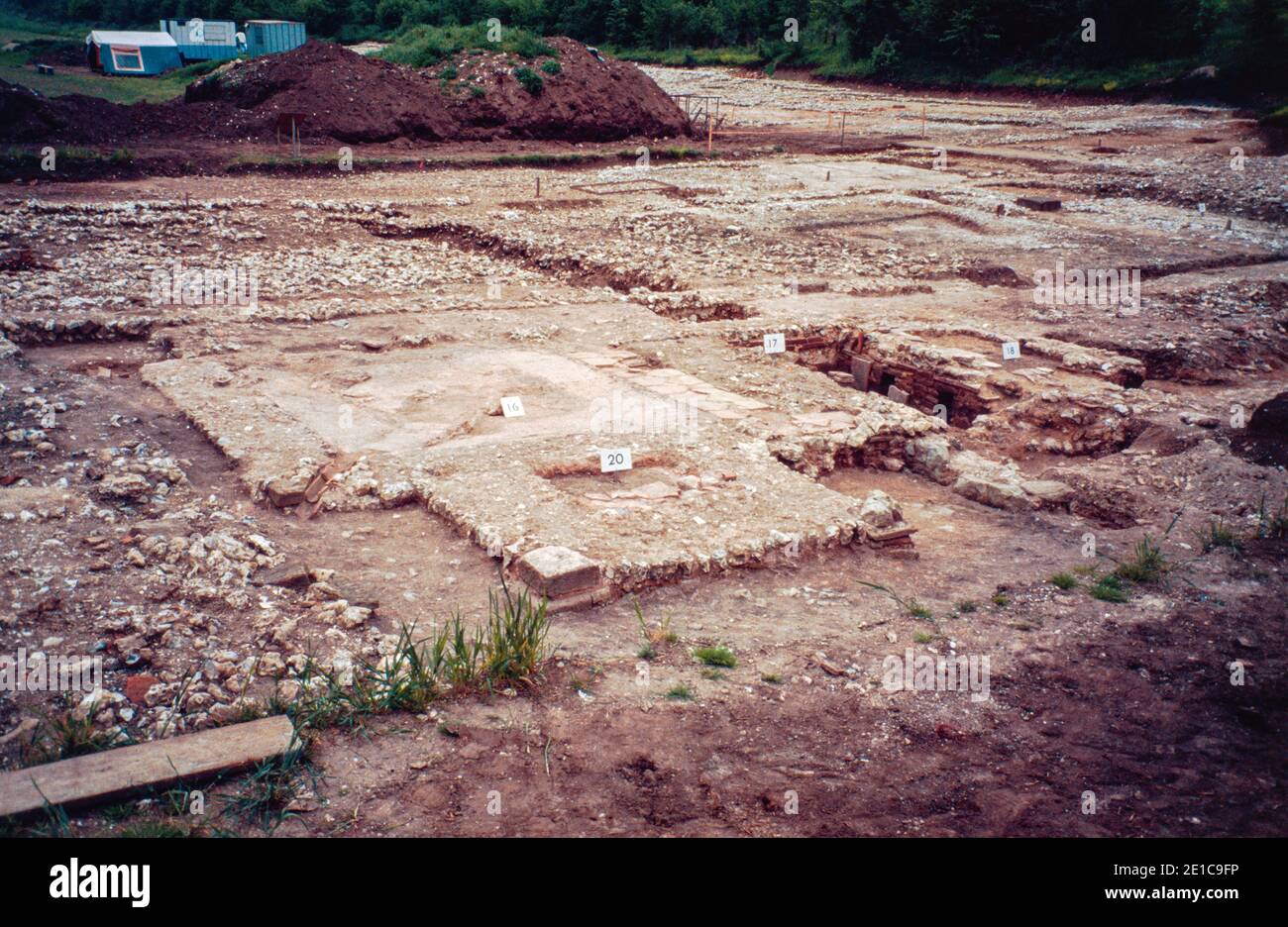 Batten Hanger - site archéologique en cours près de Chichester, West Sussex, Royaume-Uni, avec l'aide d'un archéologue John Magilton. Trouvé: Murs de maçonnerie, peintures, mosaïques, plancher chauffé, bains, poterie. Numérisation d'archivage à partir d'une lame. Juin 1991. Banque D'Images