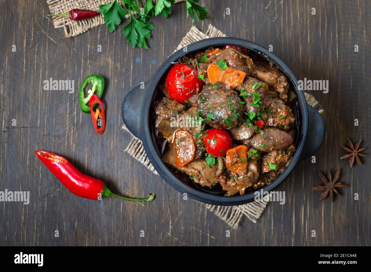 Faire rôtir le foie de dinde avec les légumes dans un pot. Délicieux repas diététique. Style rustique. Vue de dessus, plan d'appartement. Banque D'Images