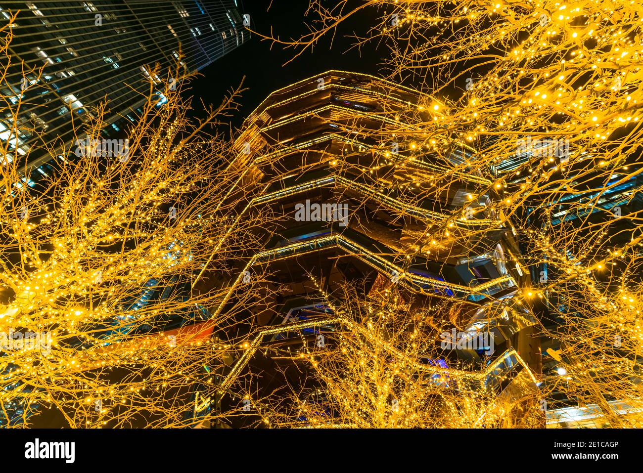 Des arbres de Noël illuminés entourent le bateau dans les cours d'Hudson. Banque D'Images