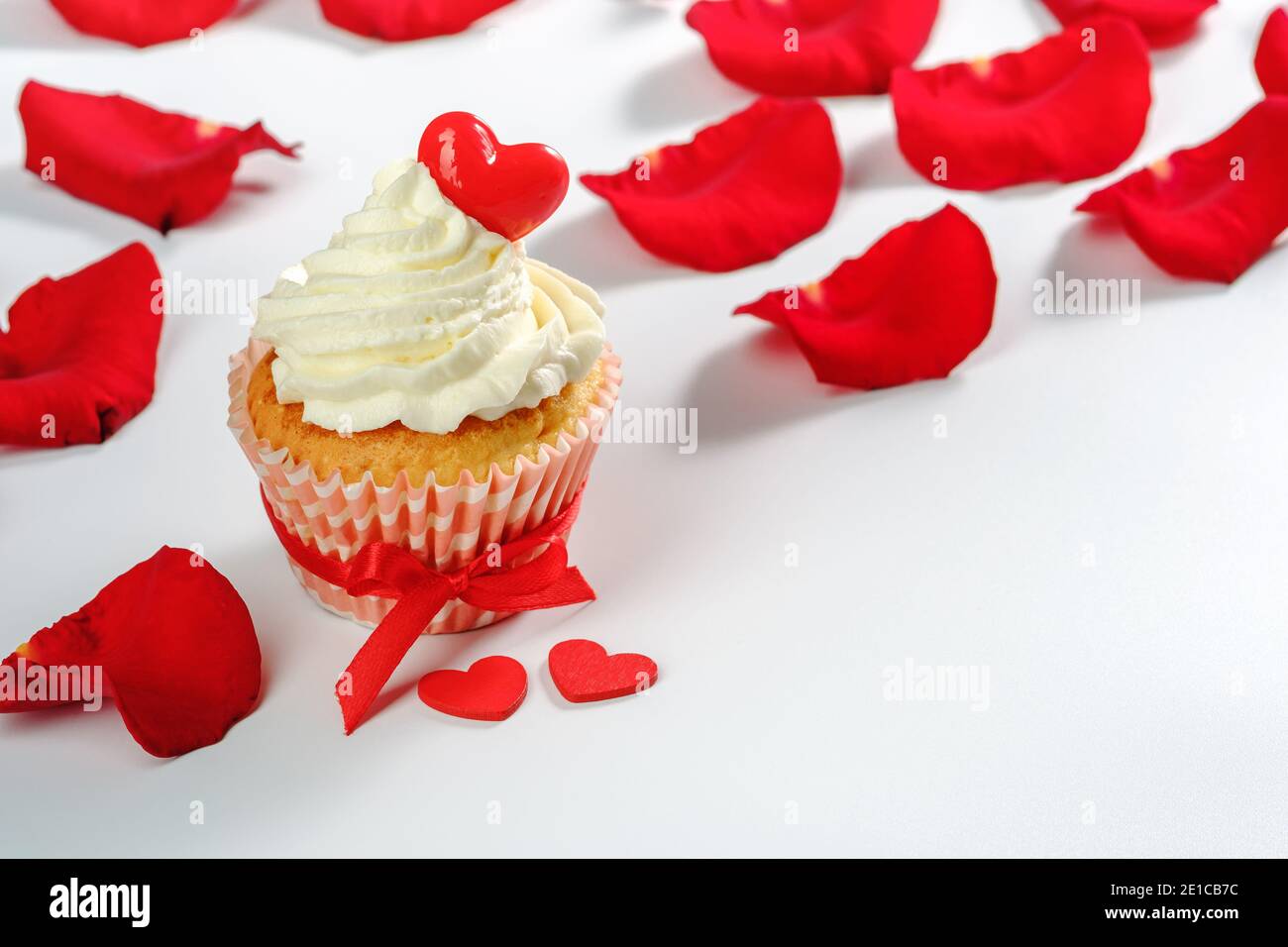 Gateau Aux Petales De Rose Et Aux Saint Valentin Avec Bonbons Au Caramel En Forme De Cœur Photo Stock Alamy