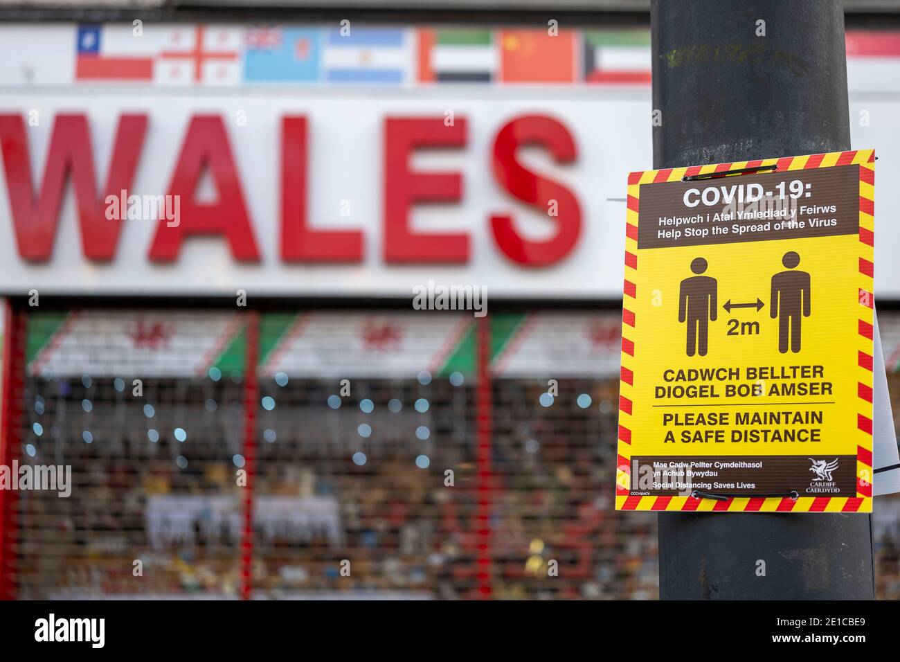 CARDIFF, PAYS DE GALLES - DÉCEMBRE 24 : panneau d'avertissement jaune COVID-19 dans le centre de Cardiff le 24 décembre 2020 à Cardiff, pays de Galles. Banque D'Images