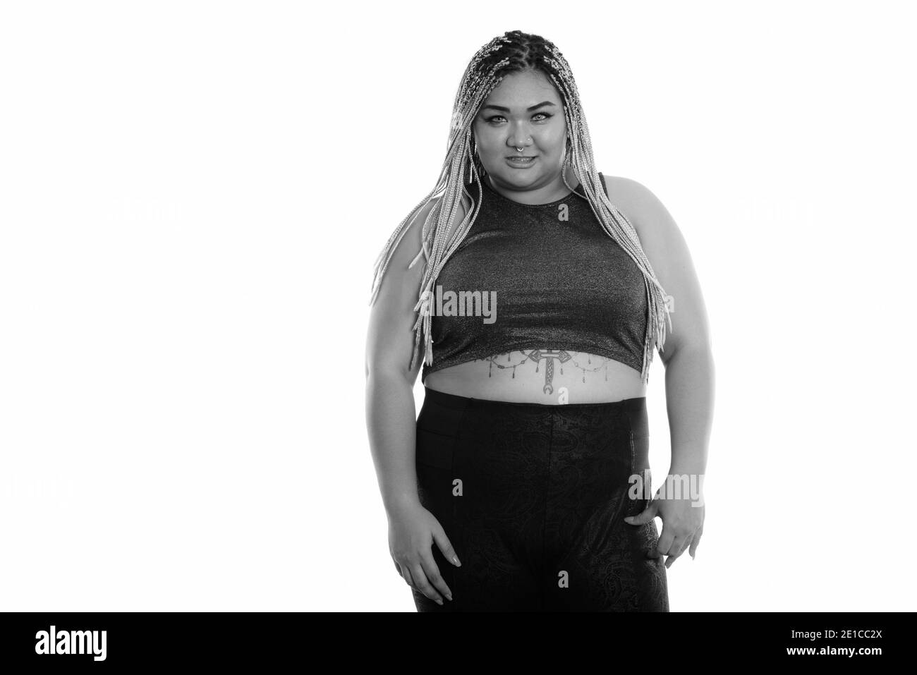 Photo en studio d'une femme asiatique souriante noir et blanc Banque D'Images