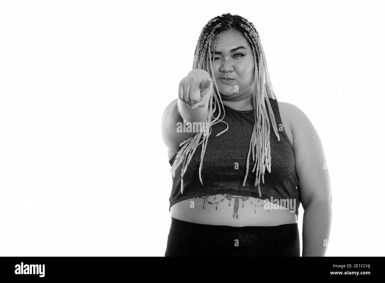 Portrait de jeune femme asiatique en gras tout en clignant de l'appareil photo au pointage Banque D'Images