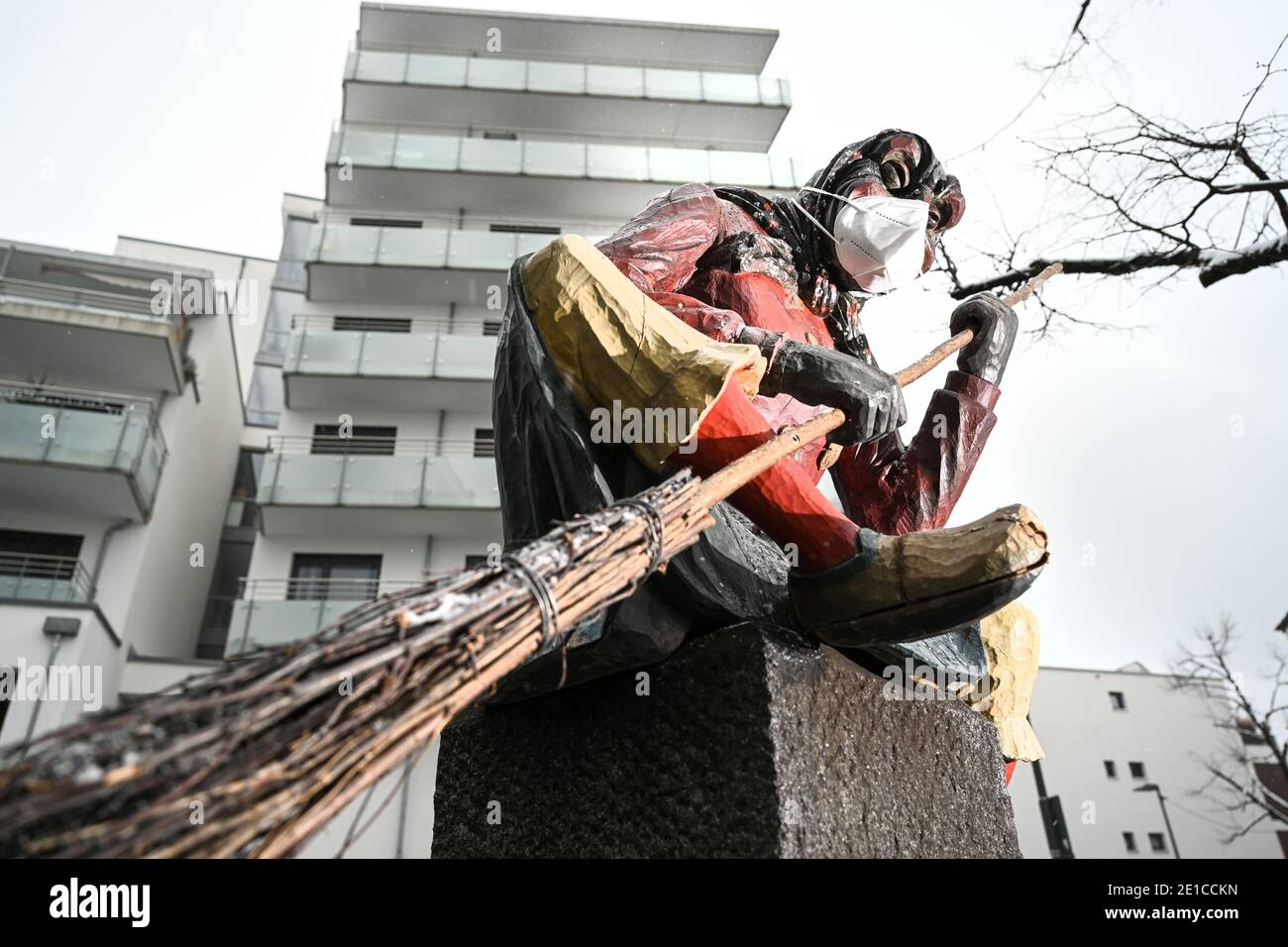 Friedrichshafen, Allemagne. 06e janvier 2021. Une sorcière Buchhorn en bois se trouve sur la fontaine Lindenbrunnen dans le quartier de Hofen. La transformation du Lindenbrunnen en fontaine des sorcières marque le début du carnaval à Friedrichshafen. Le matin, la sorcière a été placée sur la fontaine. Credit: Felix Kästle/dpa/Alay Live News Banque D'Images