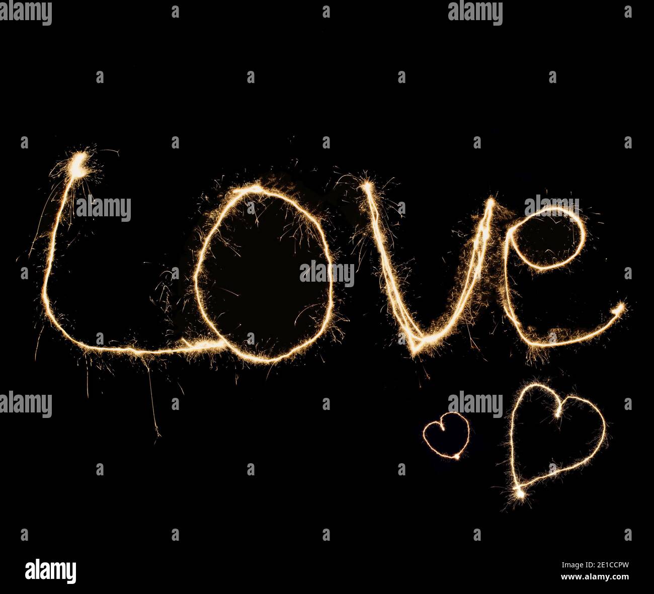 Feu d'artifice Sparklers avec symbole de coeur et amour fond sombre, romantique fond de Valentines Banque D'Images