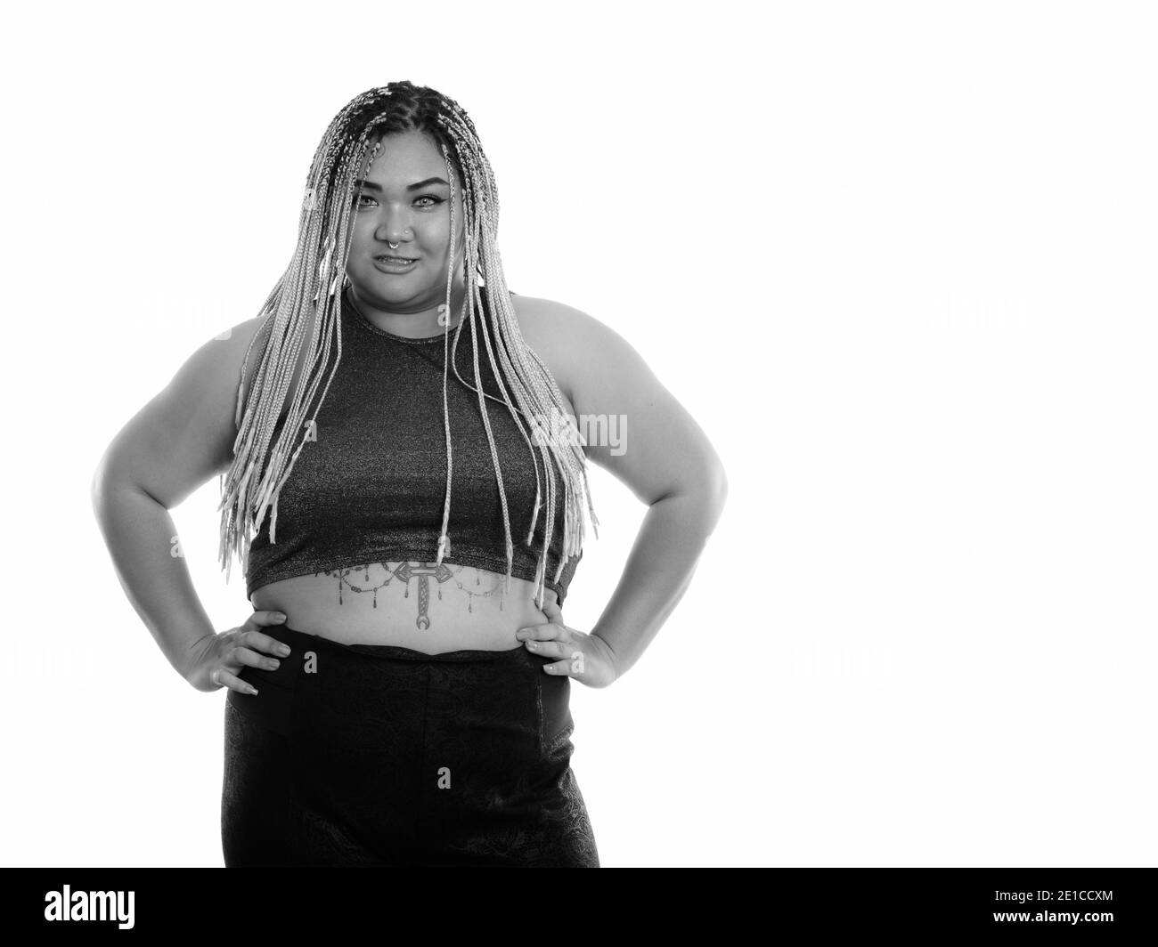 Studio shot of young woman smiling Asian fat heureux avec les mains sur les hanches Banque D'Images