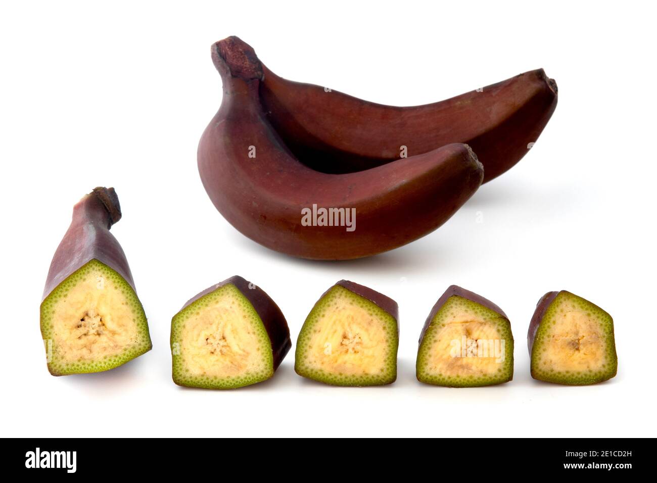 Banane rouge (Musa acuminata var Red Dacca) sur fond blanc Banque D'Images