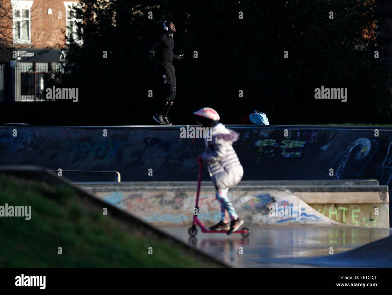 Loughborough, Leicestershire, Royaume-Uni. 6 janvier 2021. Un homme saute dans le parc Southfields pendant le troisième confinement national de Covid-19. Credit Darren Staples/Alay Live News. Banque D'Images
