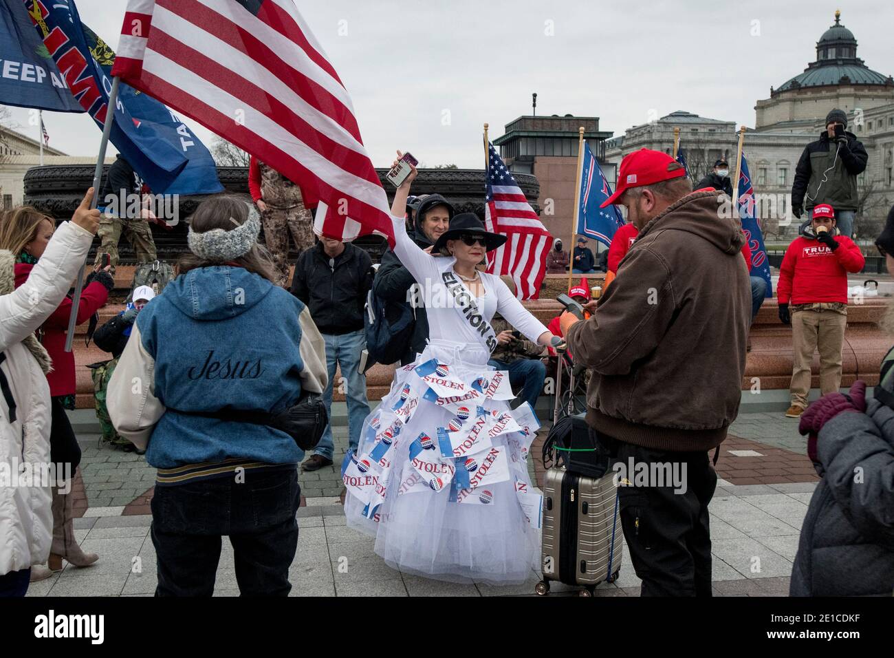 Une petite foule de partisans du président Trump se réunit à l'ouest du Capitole des États-Unis, dans les heures qui précèdent le décompte des votes électoraux lors d'une session conjointe du Congrès des États-Unis pour certifier les résultats de l'élection présidentielle de 2020 à la Chambre des représentants des États-Unis La salle des représentants au Capitole des États-Unis à Washington, DC, le mercredi 6 janvier 2021. Les républicains du Congrès ont annoncé qu'ils allaient contester les votes électoraux de six États pivots maximum.Credit: Rod Lamkey/CNP /MediaPunch Banque D'Images