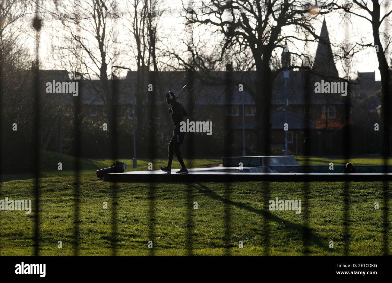 Loughborough, Leicestershire, Royaume-Uni. 6 janvier 2021. Un homme saute dans le parc Southfields pendant le troisième confinement national de Covid-19. Credit Darren Staples/Alay Live News. Banque D'Images