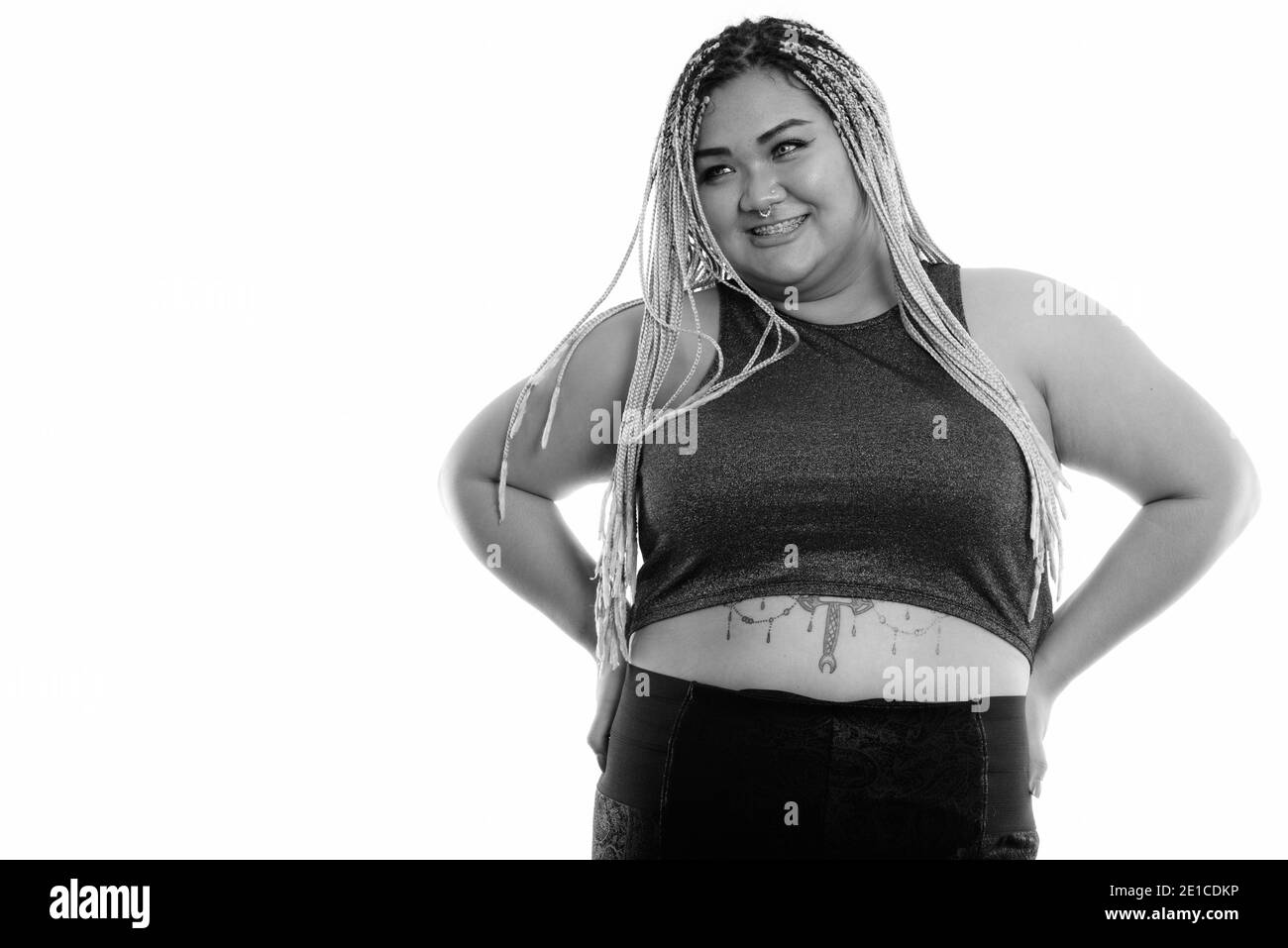 Studio shot of young woman smiling Asian fat heureux en pensant Banque D'Images