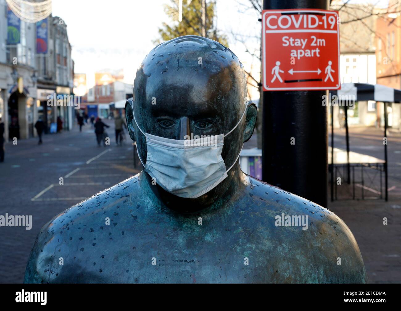 Loughborough, Leicestershire, Royaume-Uni. 6 janvier 2021. La statue de Sock Man porte un masque lors du troisième verrouillage national de Covid-19. Credit Darren Staples/Alay Live News. Banque D'Images