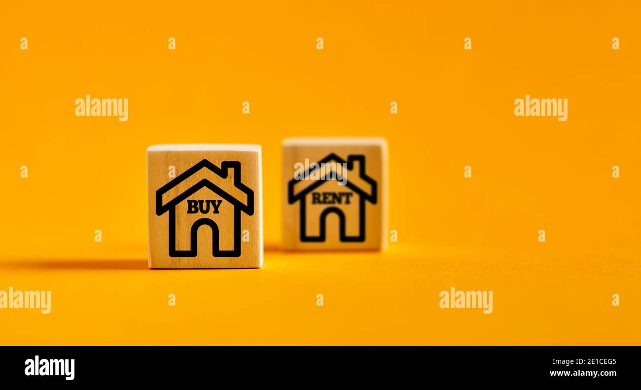Icônes maison sur des cubes en bois avec options d'achat ou de location. Décision d'acheter un concept immobilier. Banque D'Images