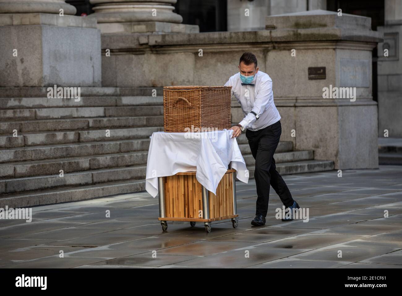 Fortnum & Mason Server, situé en dehors de la Royal Exchange dans la City of London, le quartier financier de la capitale, Londres, Angleterre, Royaume-Uni Banque D'Images