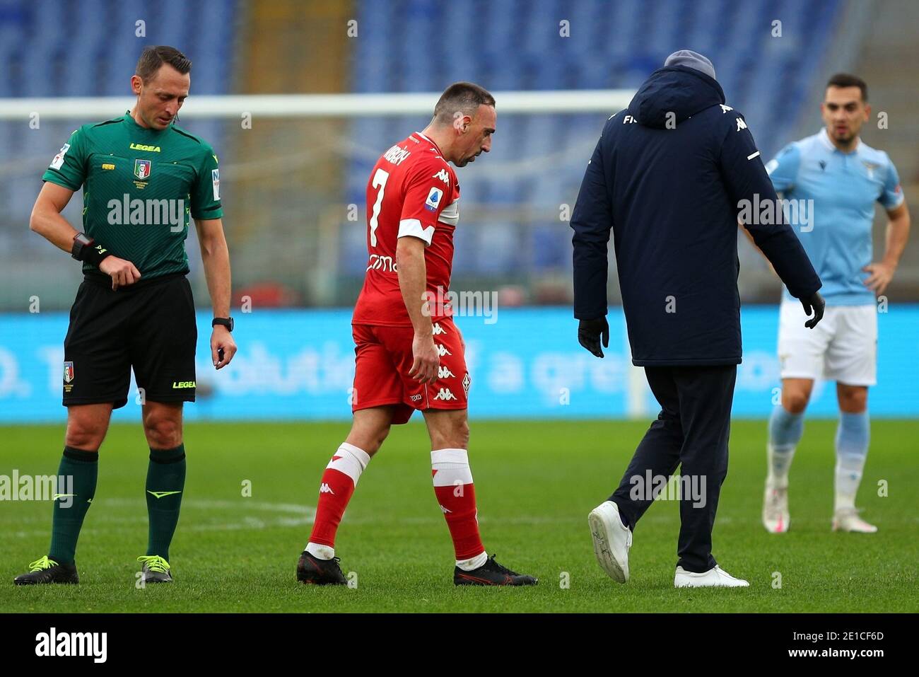 Franck Ribery de Fiorentina blessé quitte le terrain pendant le championnat italien Serie UN match de football entre SS Lazio et ACF Fiorentina le 6 janvier 2021 au Stadio Olimpico à Rome, Italie - photo Federico Proietti / DPPI / LM Banque D'Images