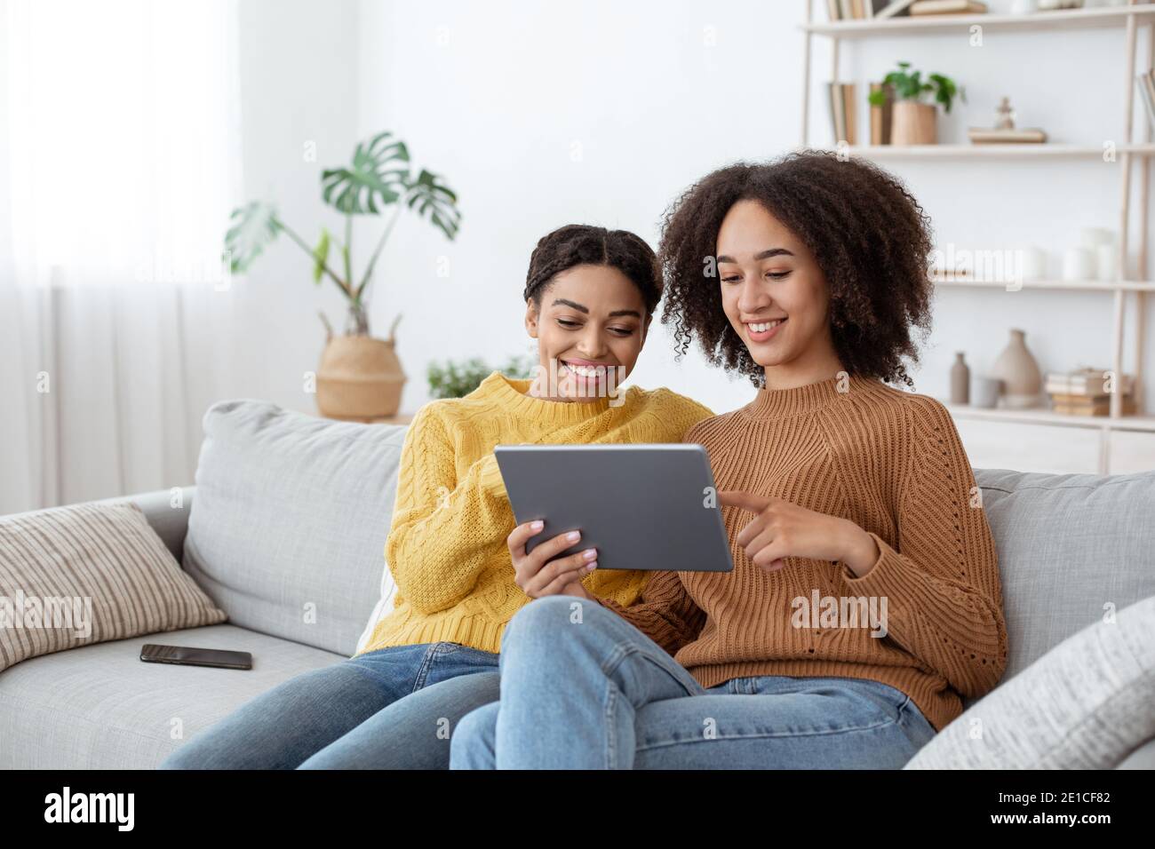 Chat en ligne, shopping moderne et appels vidéo à la maison pendant le verrouillage du Covid-19 Banque D'Images