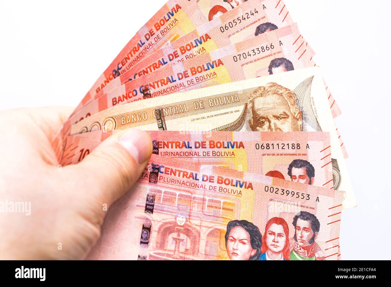 Argent bolivien. Billets de banque en main, très bon rapport qualité/prix Banque D'Images