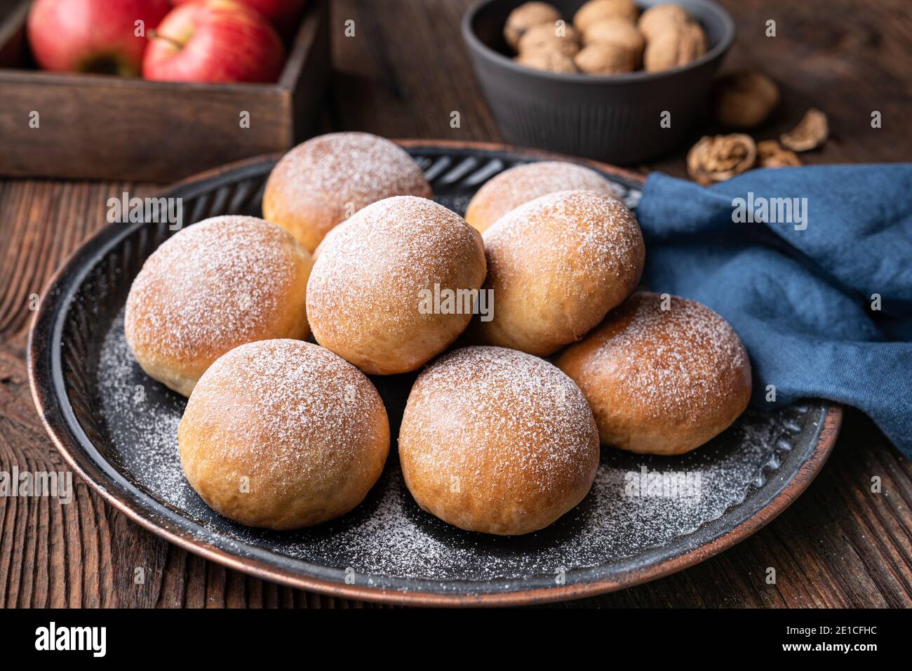 Délicieuse pâtisserie sucrée, petits pains cuits avec garniture aux pommes et aux noix, saupoudrés de sucre en poudre Banque D'Images