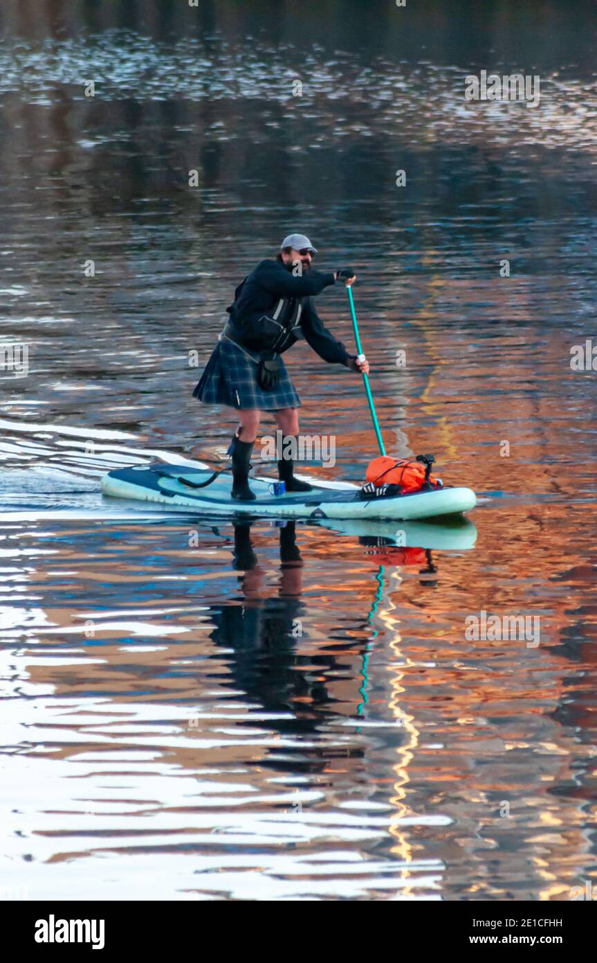 Glasgow, Écosse, Royaume-Uni. 6 janvier 2021. Une paddle-Boarder vêtue d'un kilt faisant de l'exercice sur la rivière Clyde. Credit: SKULLY/Alay Live News Banque D'Images