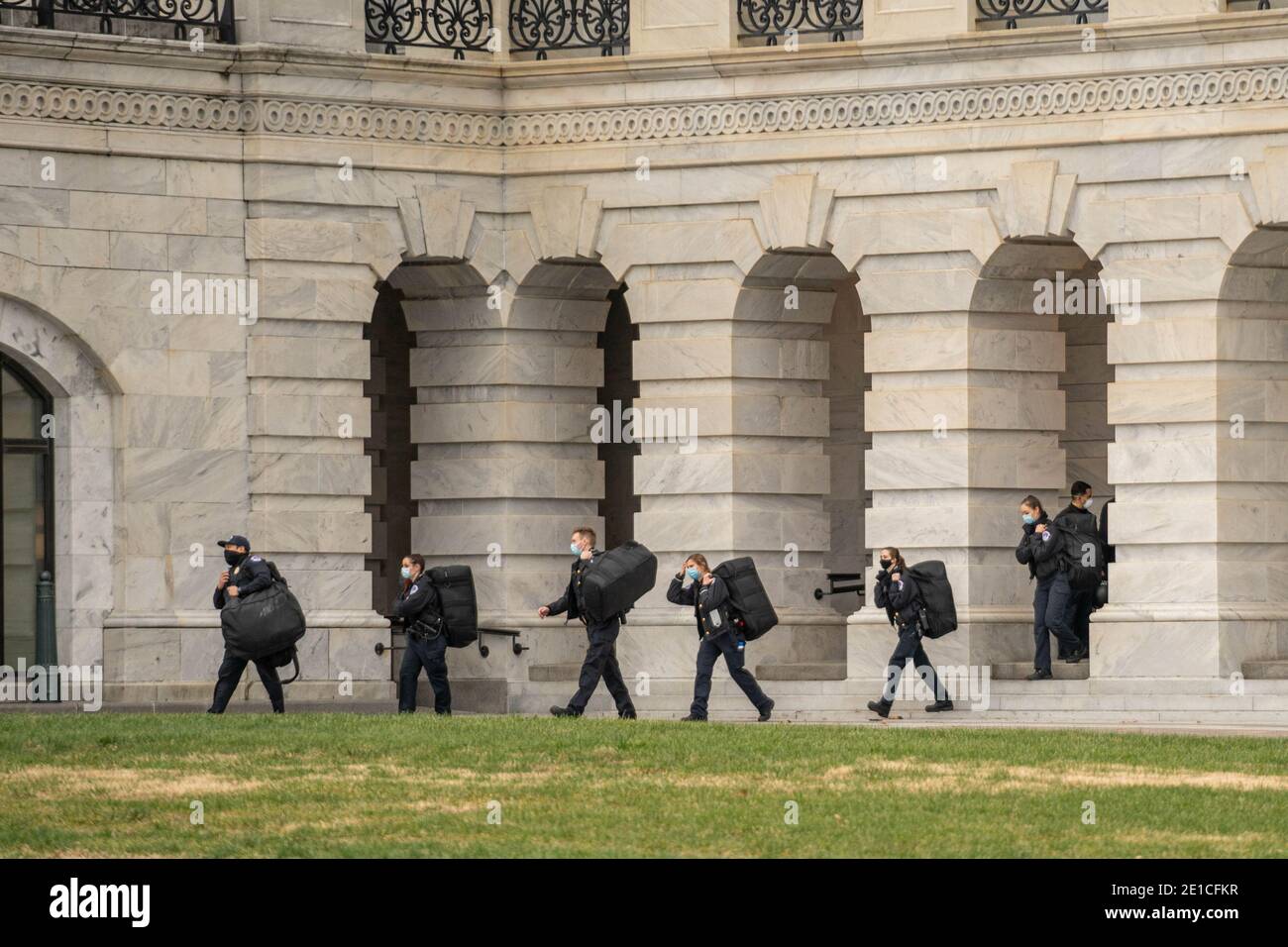 Washington, États-Unis. 06e janvier 2021. La police du Capitole des États-Unis quitte le Capitole avec du matériel de police supplémentaire devant les partisans de Pro-Trump qui se réunissent pour protester contre le décompte des voix du Collège électoral qui certifierait le président élu Joe Biden vainqueur à Washington, DC le mercredi 6 janvier 2021. En vertu de la loi fédérale, le 6 janvier est la date à laquelle les votes du Collège électoral déterminant le prochain président sont comptés dans une session conjointe du Congrès. Photo de Ken Cedeno/UPI crédit: UPI/Alay Live News Banque D'Images