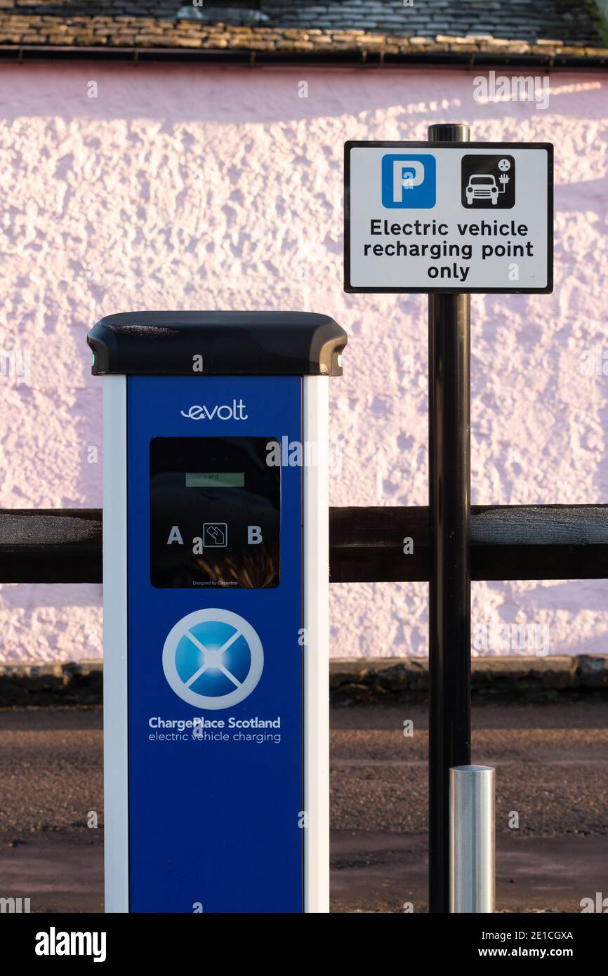 Recharge de véhicule électrique point de recharge seulement le signe de place de stationnement à côté d'evolt ChargePlace Scotland dans le village rural de Killén, Stirlingshire Banque D'Images