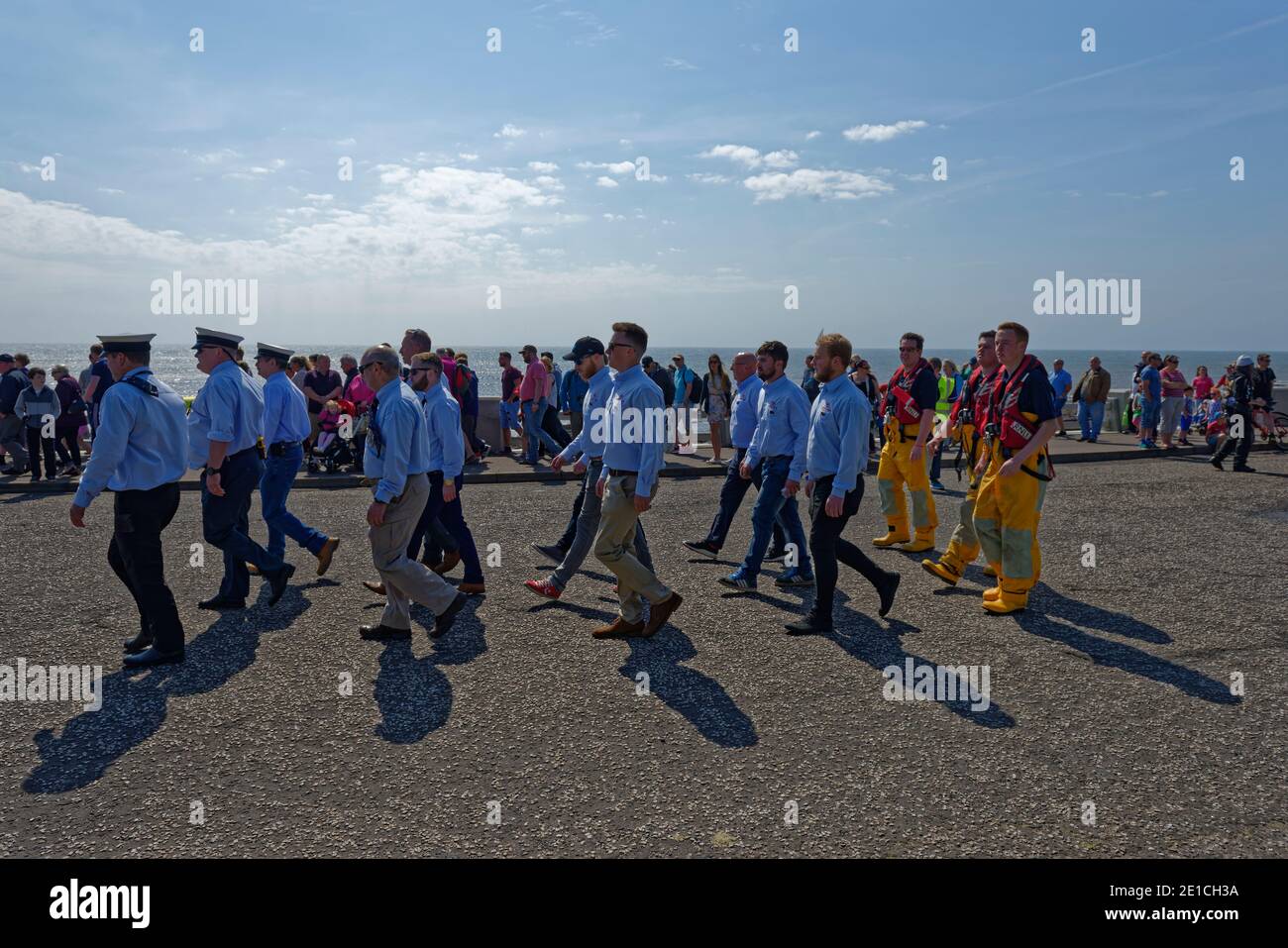HM Coastguard et RNLI personnel marchant dans le défilé du Festival de HeroÕs au parc ArbroathÕs Victoria en juillet. Banque D'Images