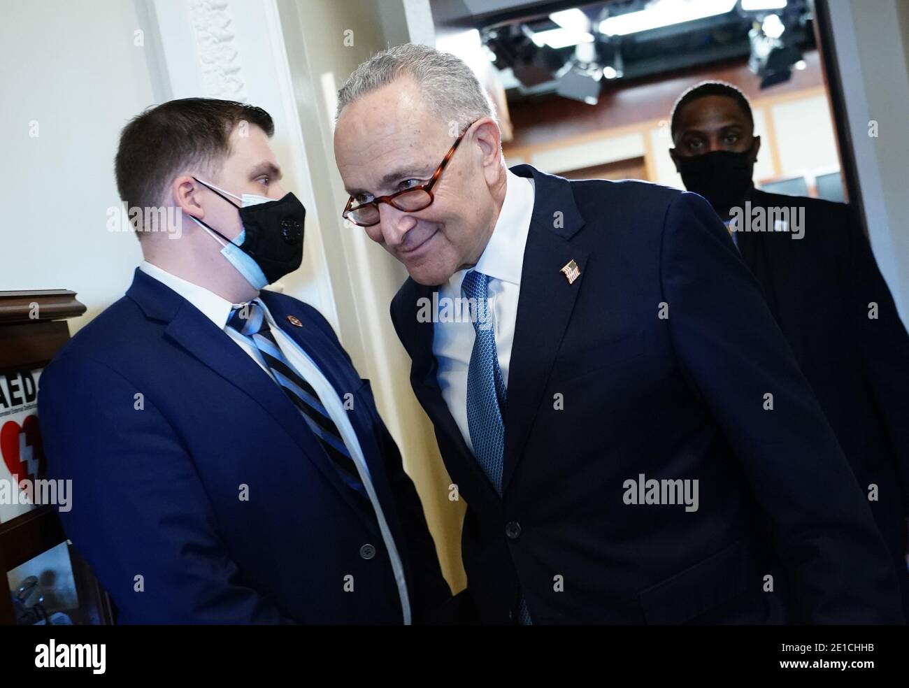 Washington, États-Unis. 06e janvier 2021. Le chef de la minorité sénatoriale Charles Schumer, de New York, arrive pour parler des résultats des élections en Géorgie, au Capitole des États-Unis à Washington, DC, le mercredi 6 janvier 2021. Photo de Kevin Dietsch/UPI crédit: UPI/Alay Live News Banque D'Images