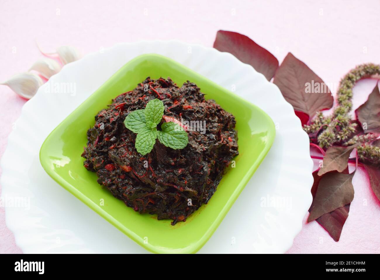 Curry savoureux d'épinards rouges indiens ou de feuilles de bhaji ou d'Amaranth rouges de chowli. Légumes verts verts de saison bio dans le jardin de cuisine servi sur gr Banque D'Images