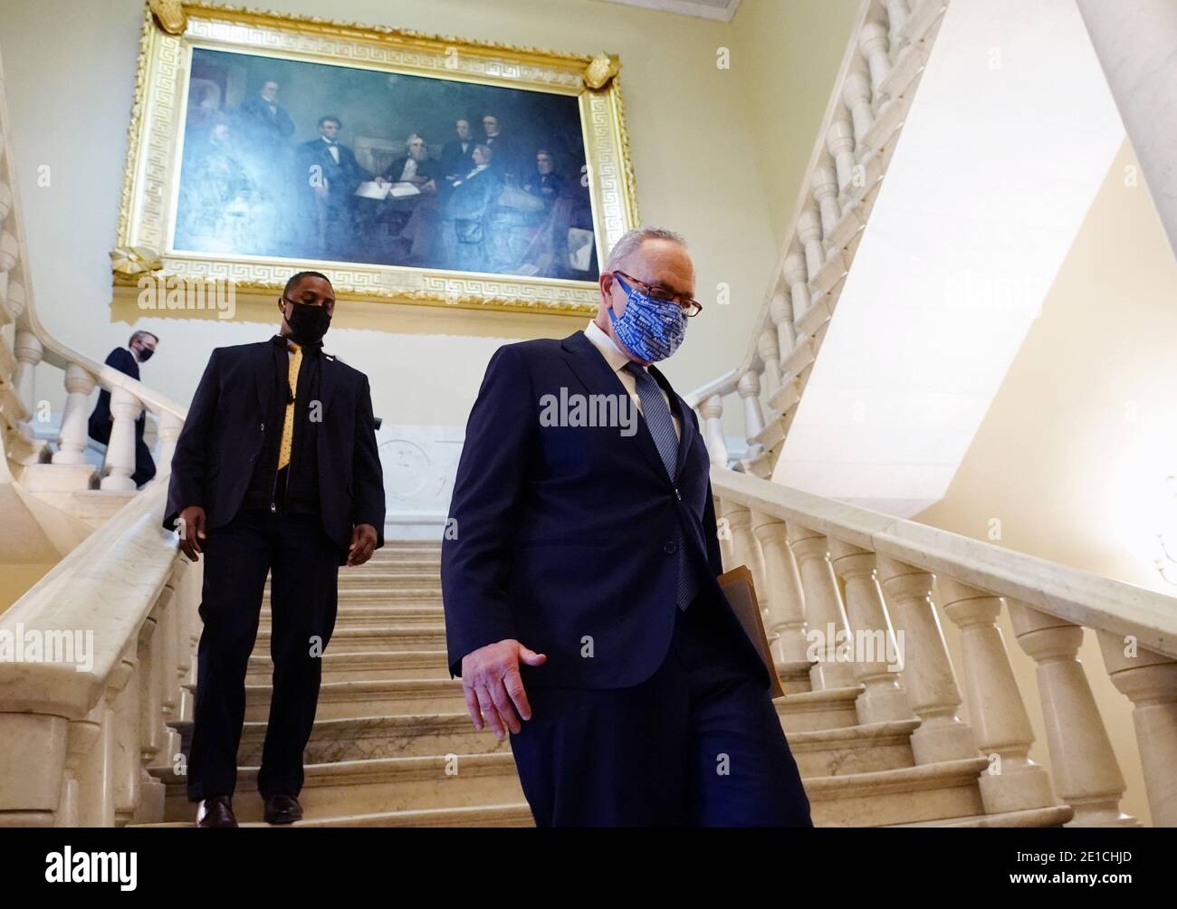Washington, États-Unis. 06e janvier 2021. Le chef de la minorité sénatoriale Charles Schumer, de New York, arrive pour parler des résultats des élections en Géorgie, au Capitole des États-Unis à Washington, DC, le mercredi 6 janvier 2021. Photo de Kevin Dietsch/UPI crédit: UPI/Alay Live News Banque D'Images