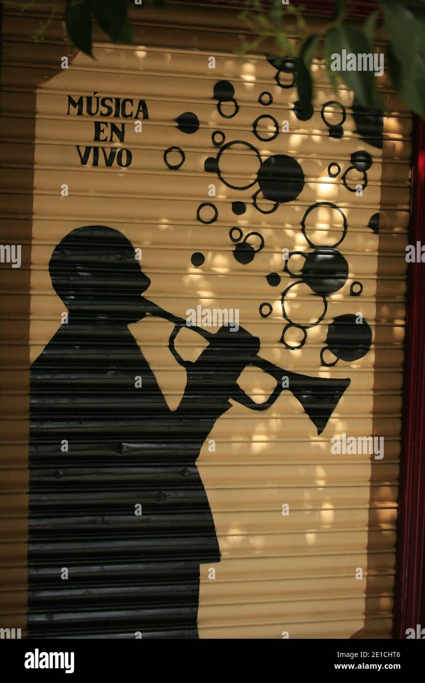 Illustration d'un trompette peint sur la porte de l'ascenseur Sur la Calle de las Huerta à Madrid Banque D'Images