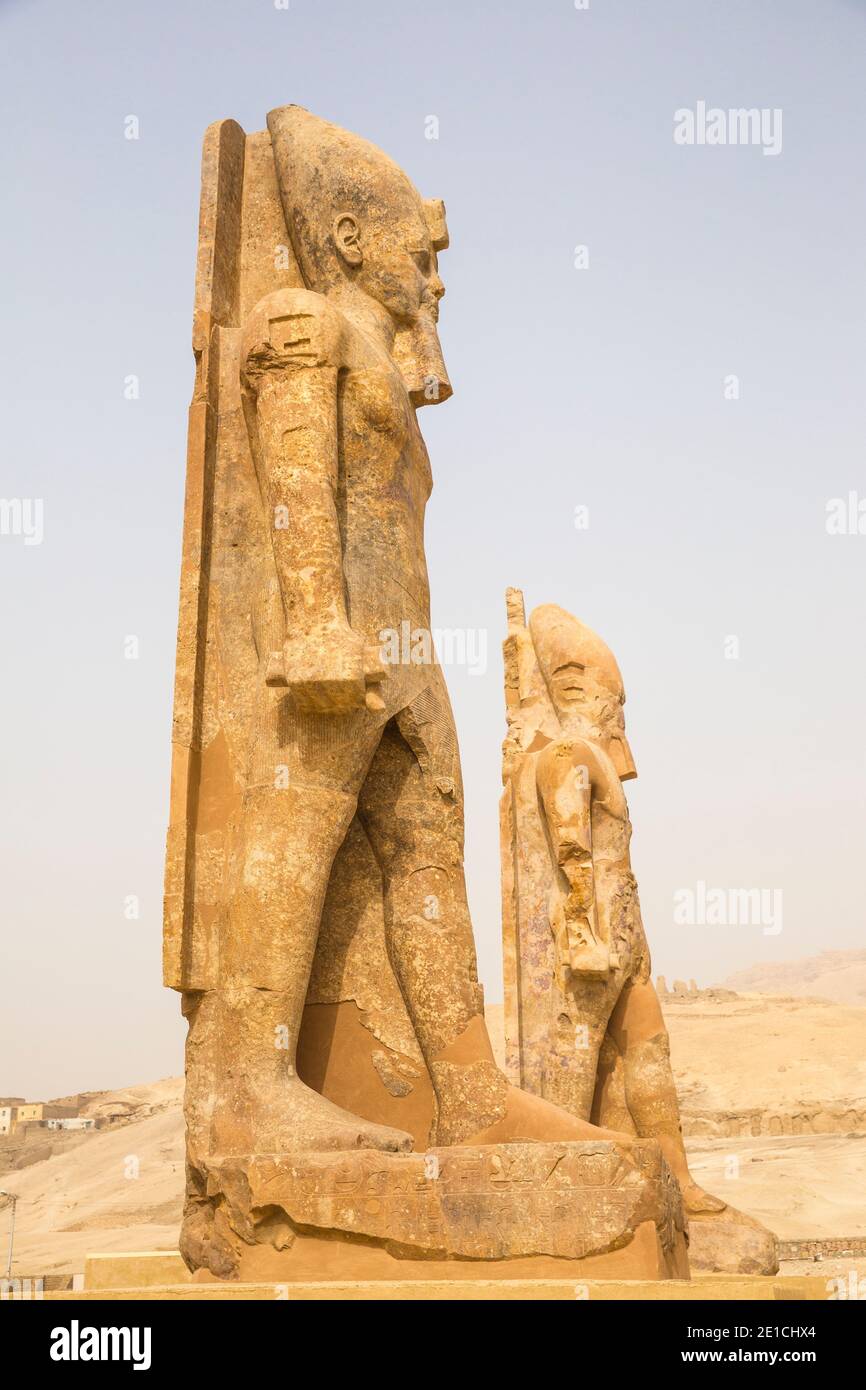 Egypte, Louxor, rive ouest, le colosse d'Amenhotep III à la porte nord du Temple d'Amenhotep 111 Banque D'Images