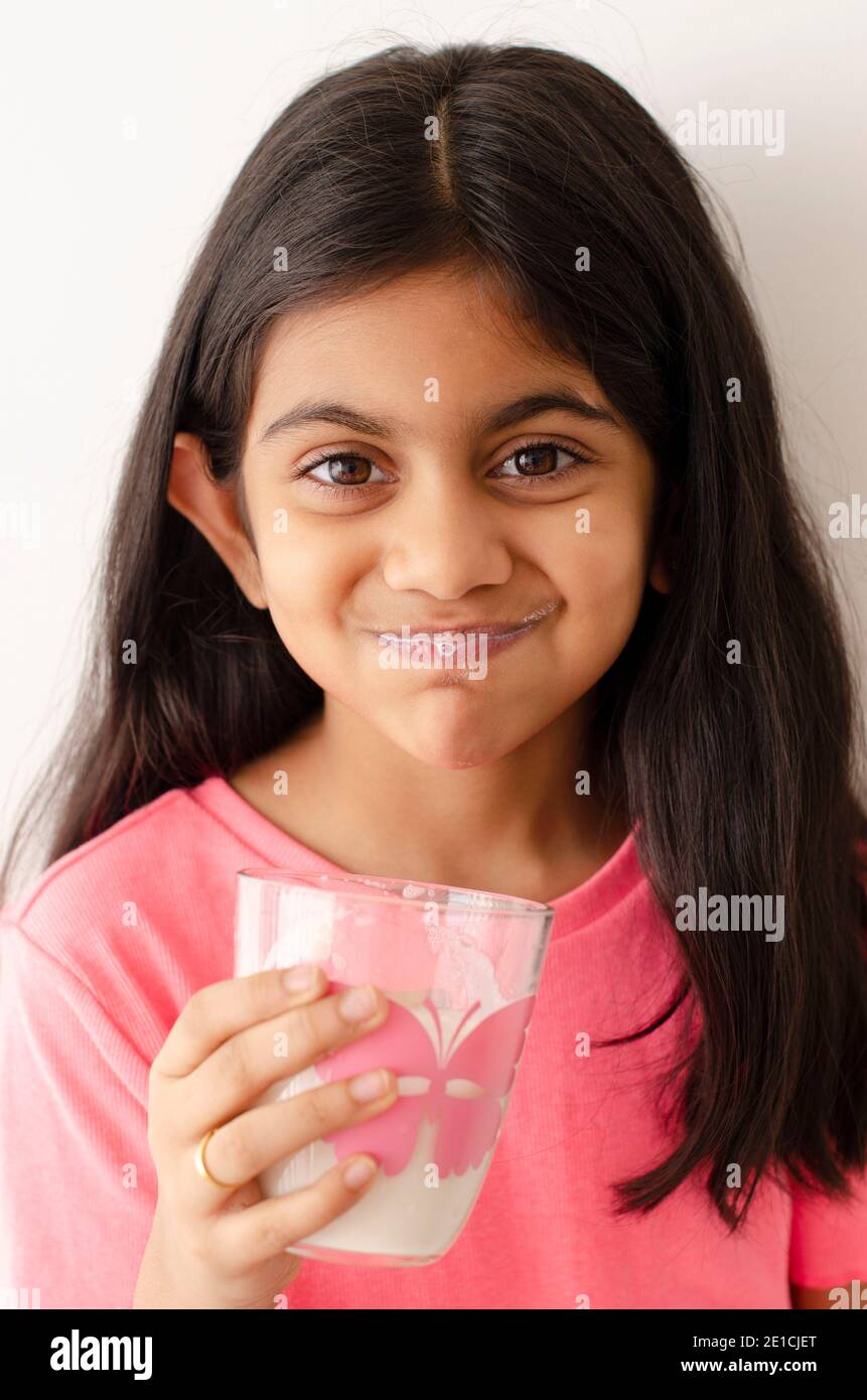 Portrait D Une Adorable Petite Fille Indienne Qui Boit Du Lait Dans Toute La Bouche Photo Stock Alamy