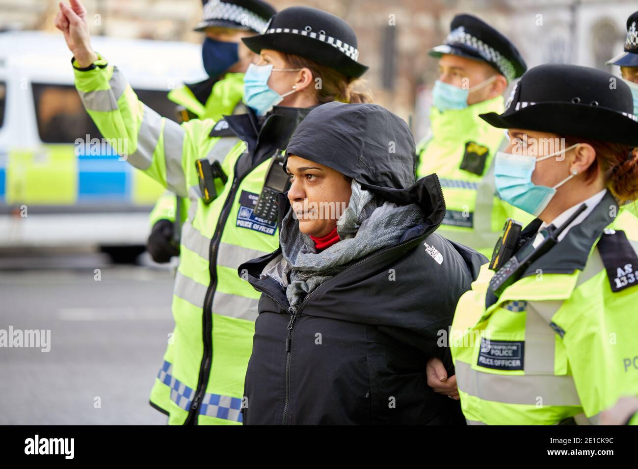 Londres, Royaume-Uni. - 6 janvier 2021 : un manifestant anti-verrouillage est arrêté alors qu'il assistait à une manifestation sur la place du Parlement contre d'autres mesures de pandémie du coronavirus gouvernemental. Banque D'Images