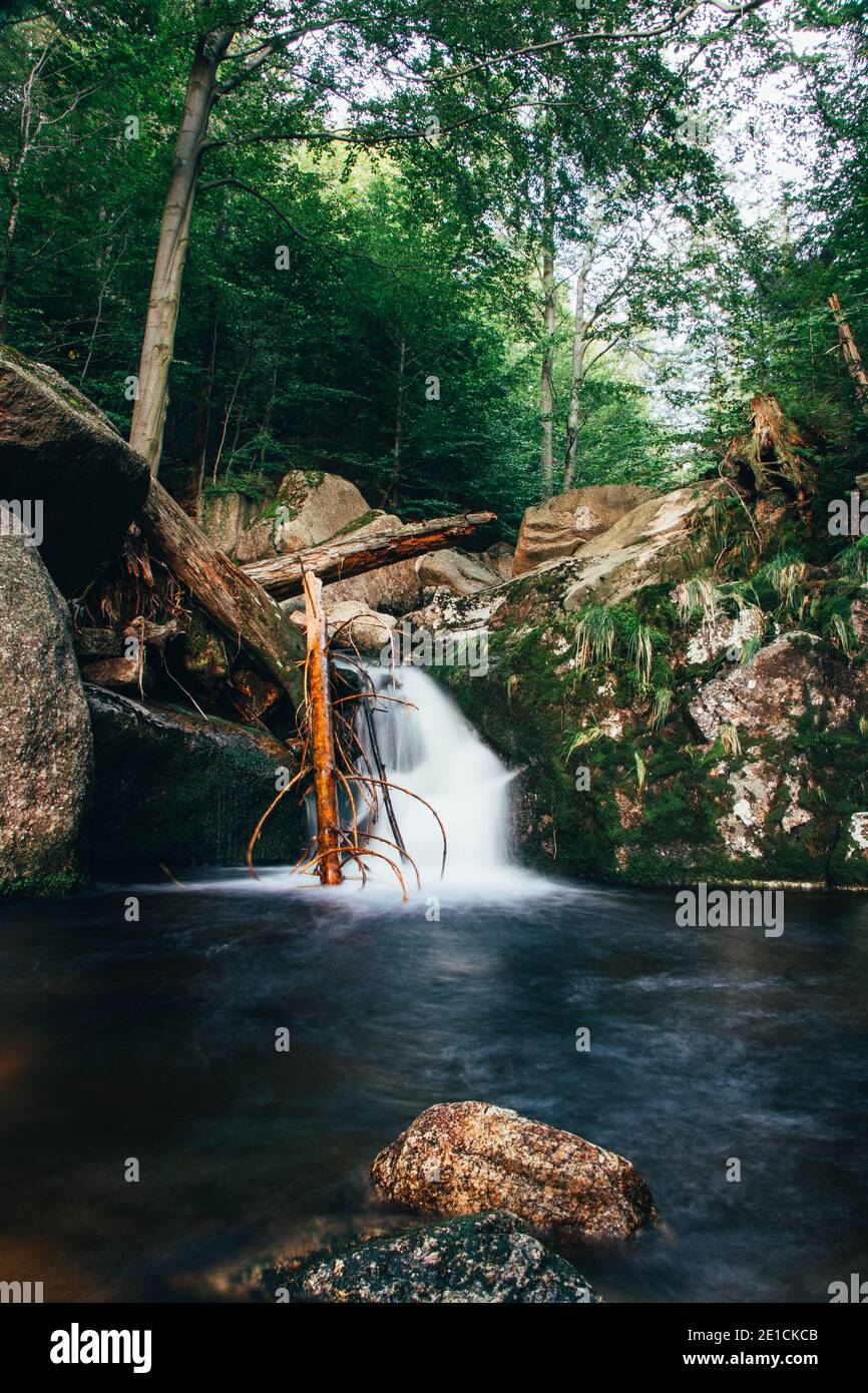 Magnifique environnement tchèque à la frontière avec l'Allemagne. Chute d'eau de Jeglova cachée dans les montagnes de Jizera près de la ville de Liberec. Banque D'Images