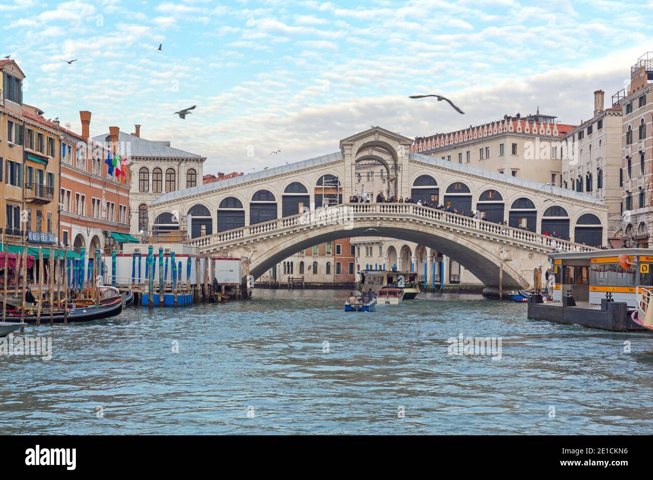 Venise, Italie - 9 janvier 2017 : Tourist Atratraction Rialto Bridge over Grand Canal at Winter à Venise, Italie. Banque D'Images