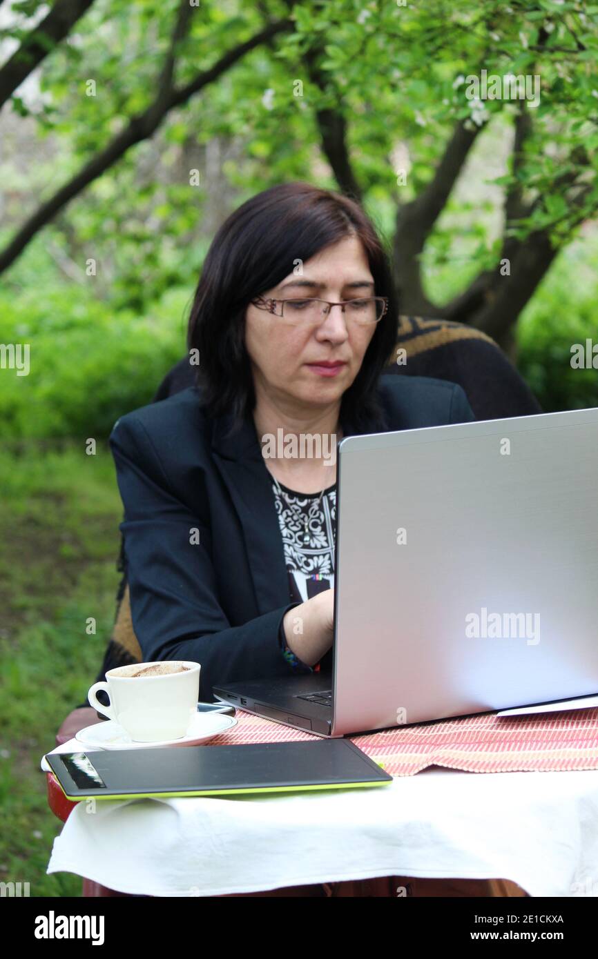 femme à l'ordinateur à la recherche de quelque chose Banque D'Images