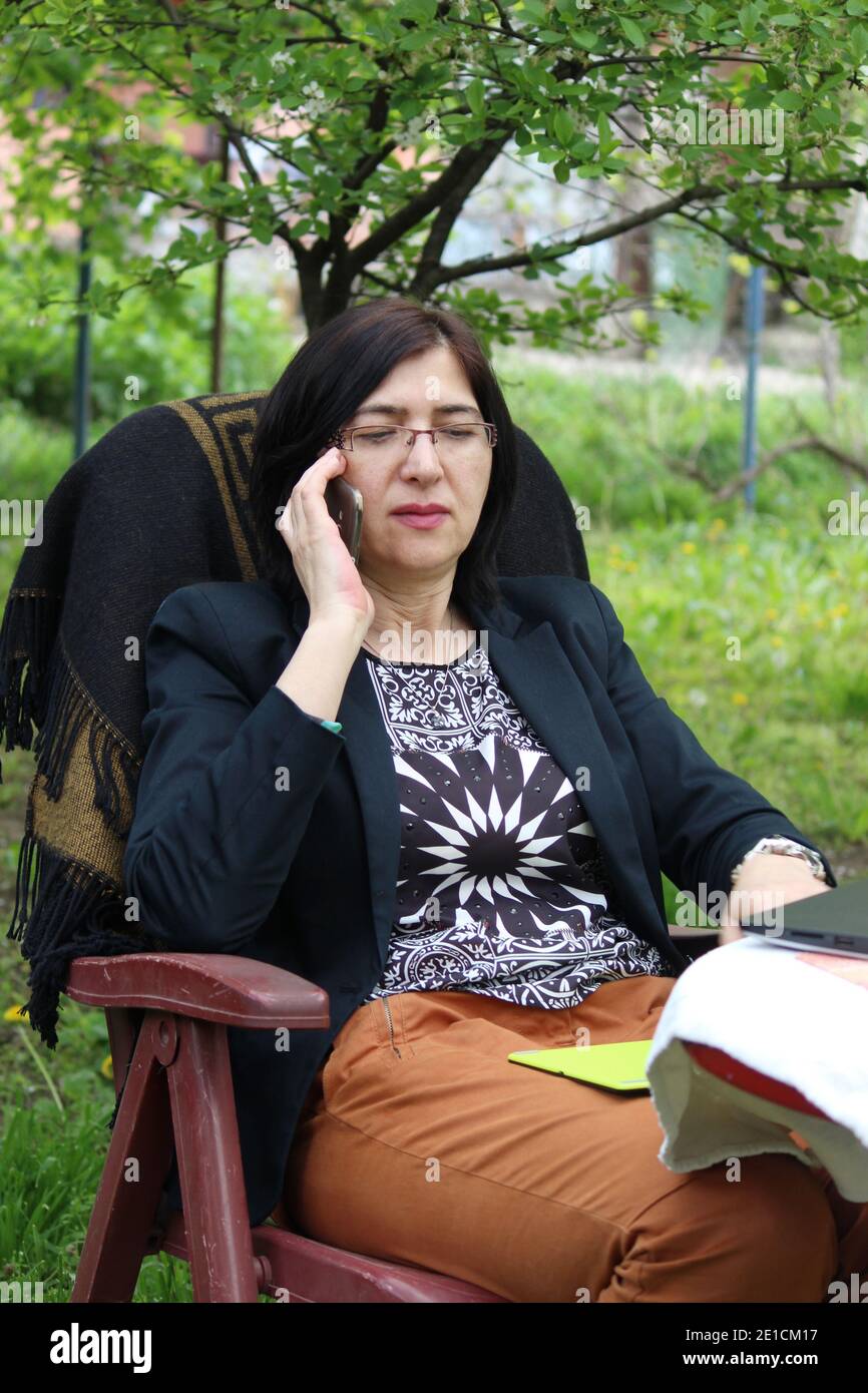 une femme d'affaires occupée travaille Banque D'Images