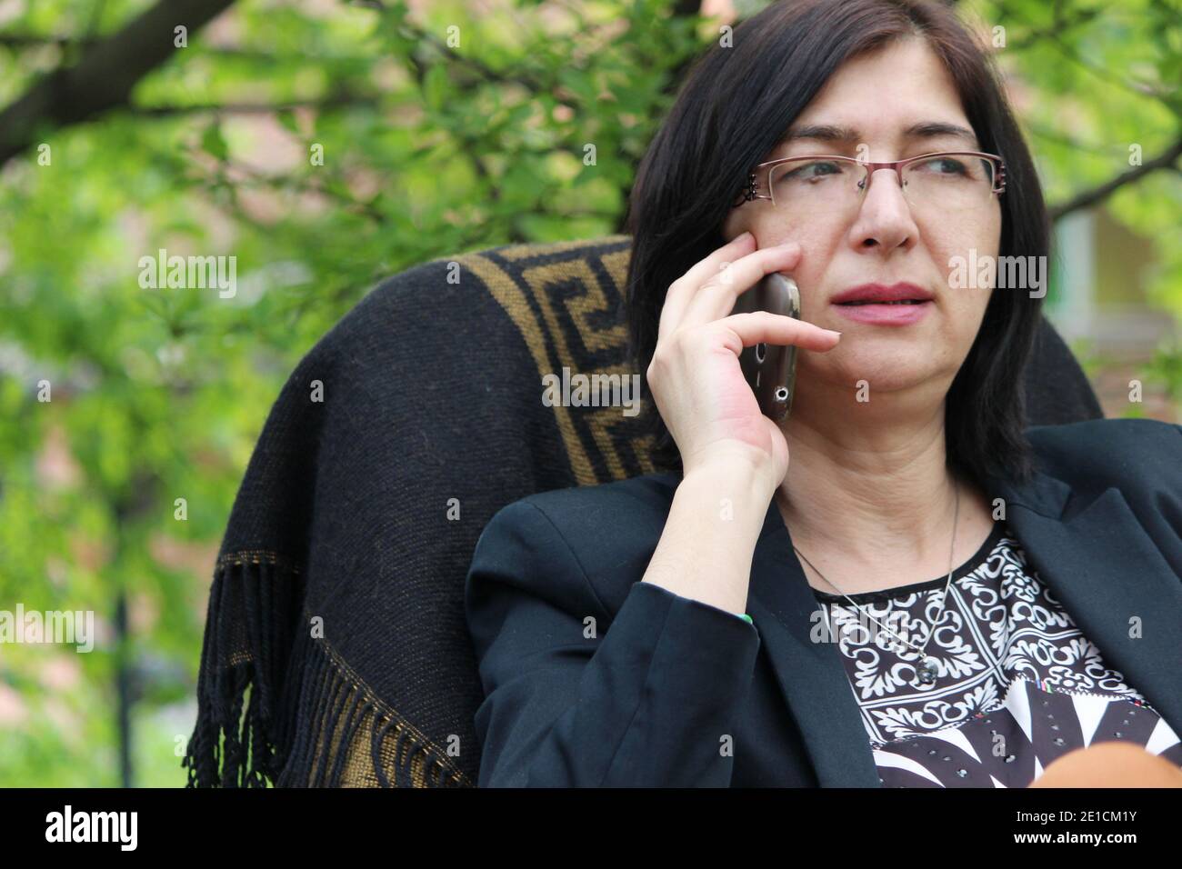 une femme d'affaires occupée travaille Banque D'Images