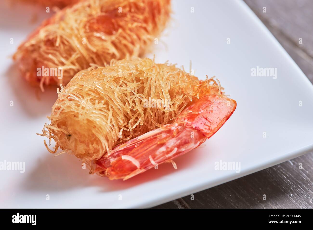 Gros plan de crevettes panées de style kataïfi. Banque D'Images