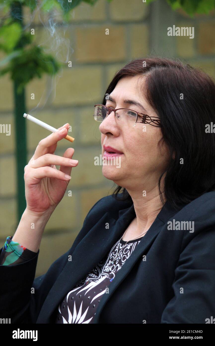 femme d'affaires fumant une cigarette Banque D'Images