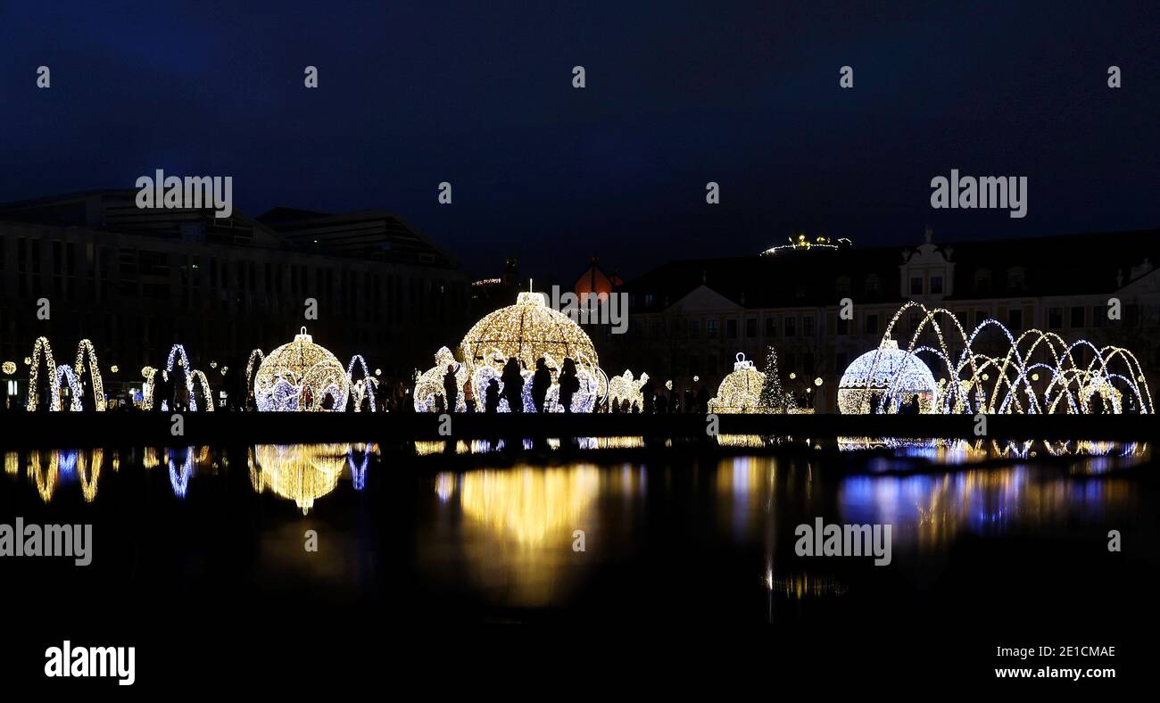 06 janvier 2021, Saxe-Anhalt, Magdebourg: Les visiteurs passent par l'installation 'Lichterwelten' sur la Domplatz. Les restrictions actuelles de Corona en Saxe-Anhalt sont valables jusqu'au week-end. Pour la période qui suit, le gouvernement de l'État doit émettre une nouvelle ordonnance après la prolongation prévue à l'échelle nationale du confinement jusqu'à la fin du mois de janvier. Photo: Ronny Hartmann/dpa-Zentralbild/dpa Banque D'Images