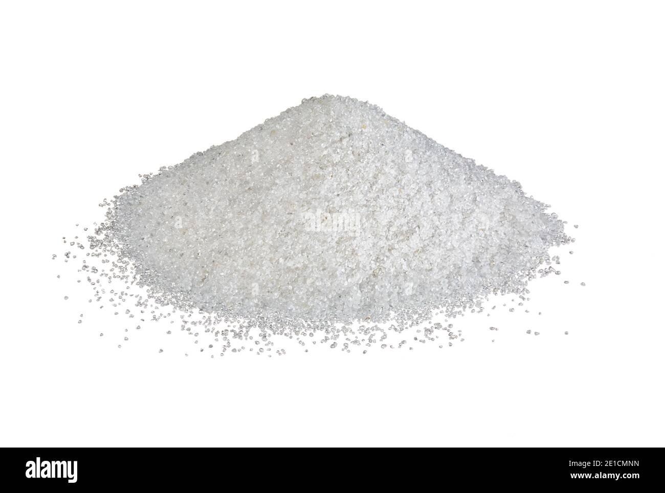 Monticule de sable blanc de Wanipigow photographié sur fond blanc. Banque D'Images