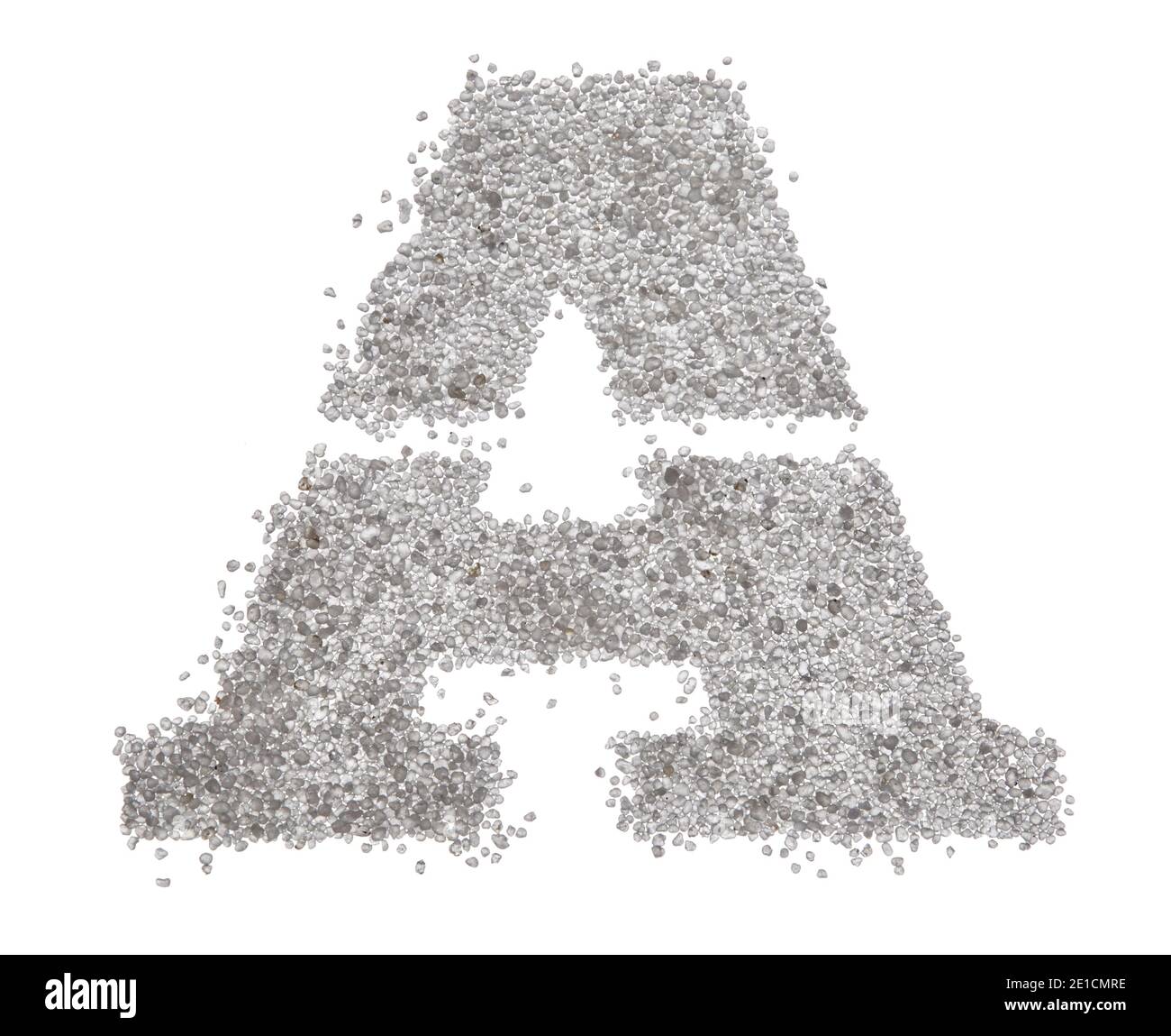 Serif sable lettre majuscule A avec bords tranchants photographiés dessus un arrière-plan blanc Banque D'Images