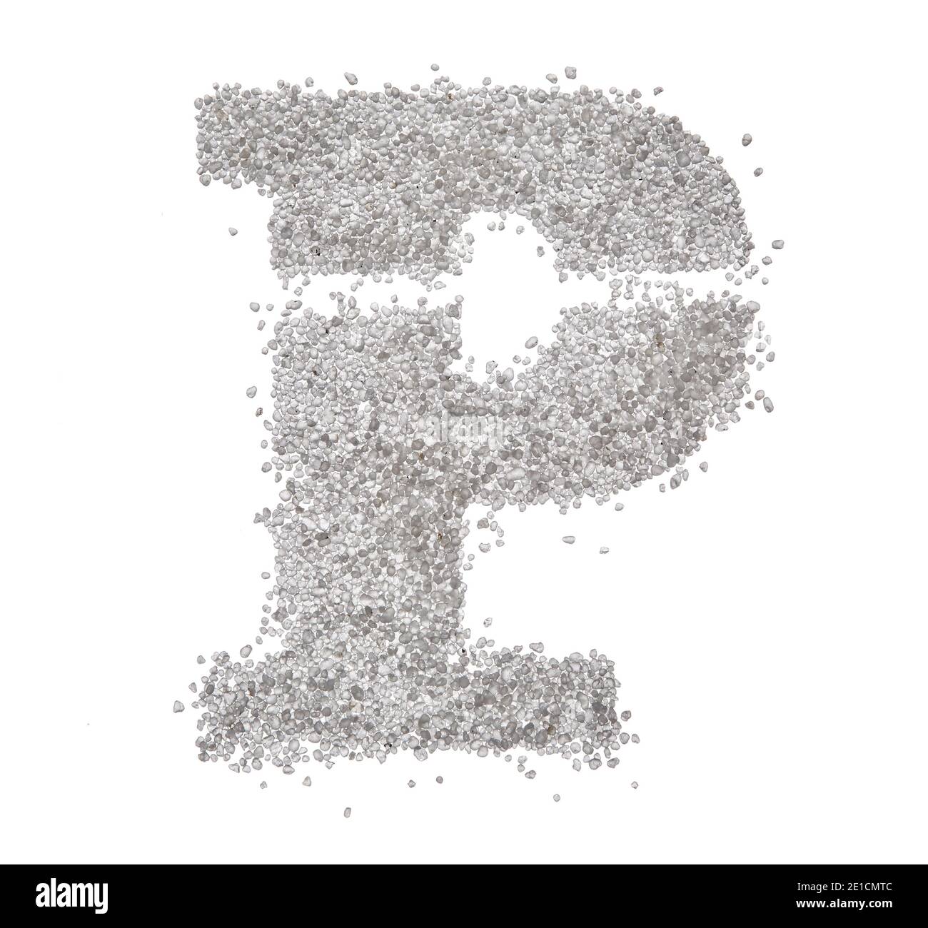 Serif sable lettre majuscule P avec bords définis photographiés dessus un arrière-plan blanc Banque D'Images