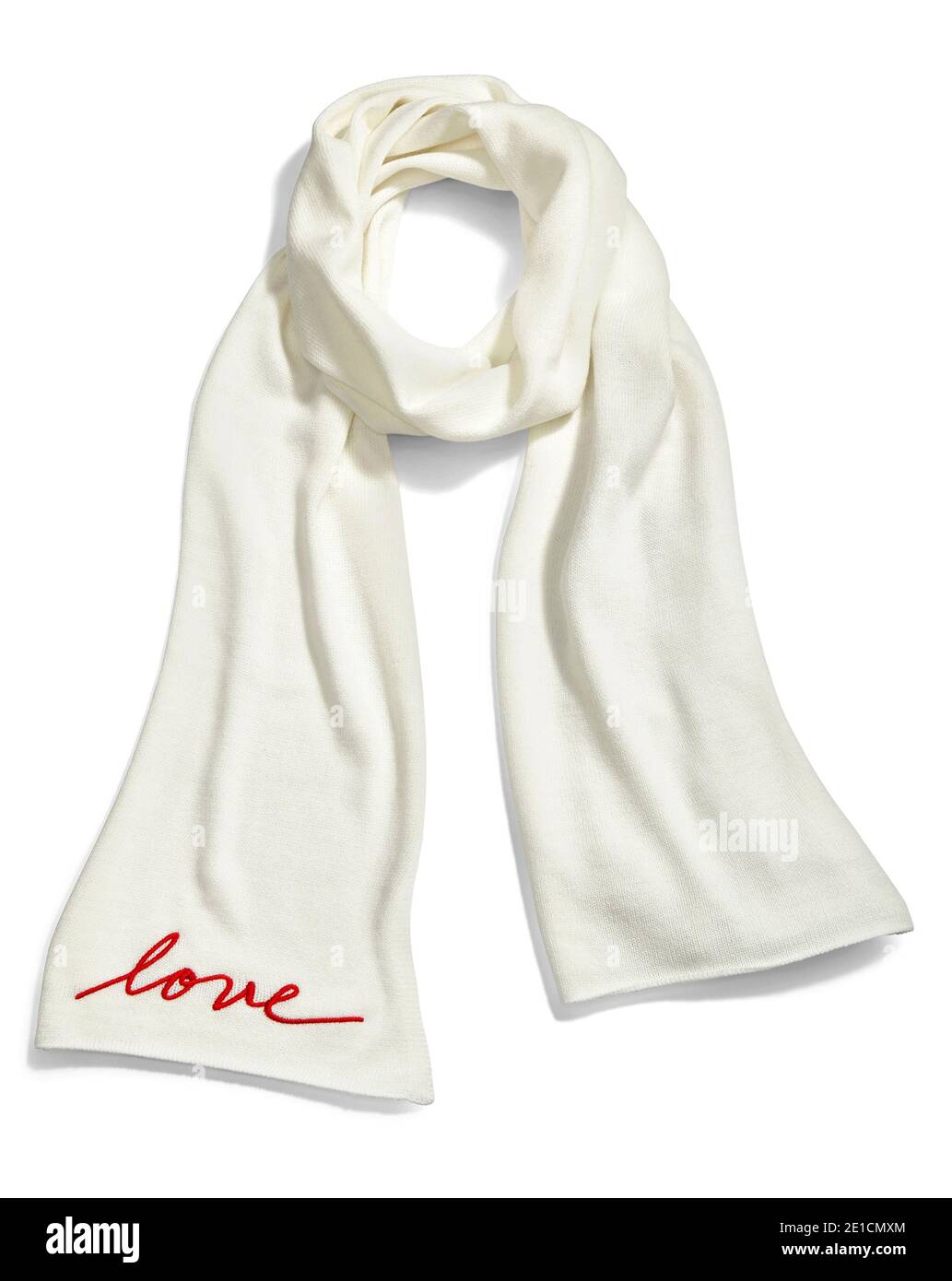 Écharpe tricotée blanche avec le mot brodé « Love » photographié sur un arrière-plan blanc Banque D'Images