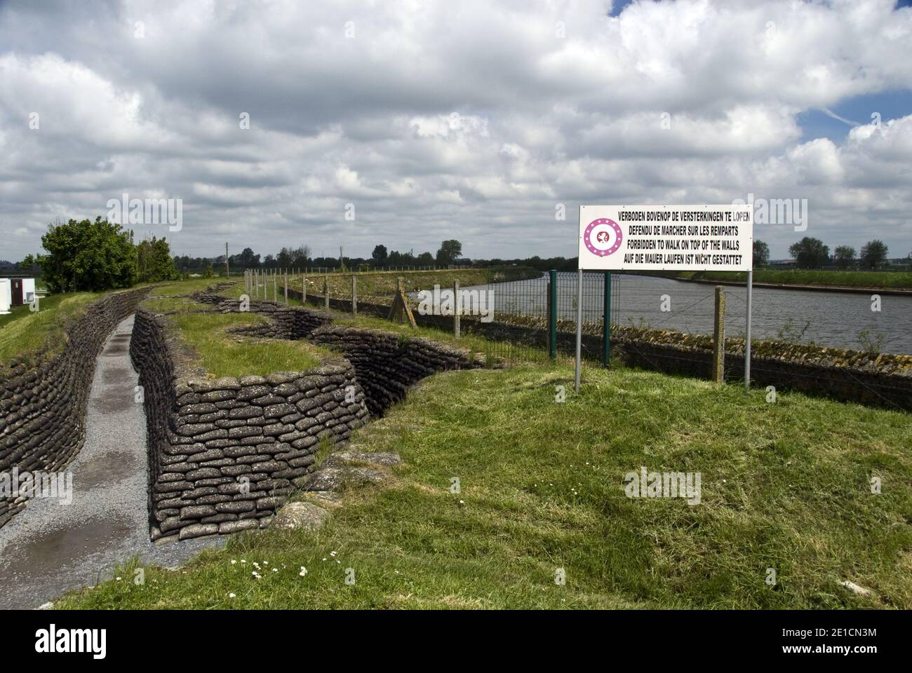 La « tranchée de la mort », une section préservée des tranchées militaires de la première Guerre mondiale le long de la rivière Yser à Diksmuide, en Belgique. Banque D'Images