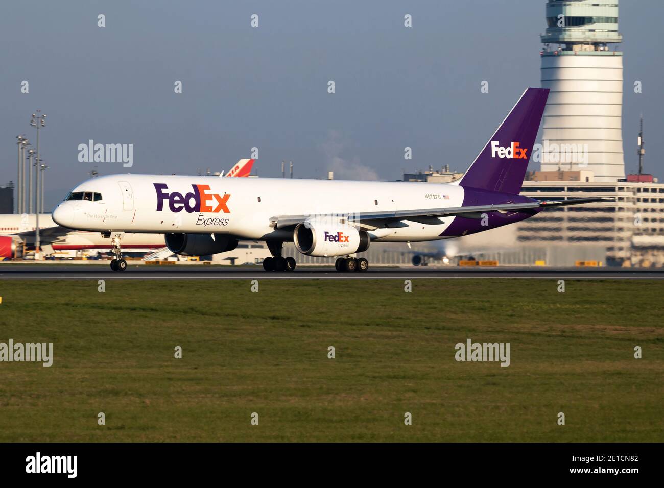 Décollage et départ de l'avion cargo FedEx Boeing 757-200 N972FD À l'aéroport international de Vienne Banque D'Images